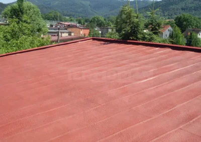 Ocieplenie dachu domu z pianki poliuretanowej