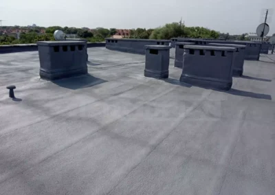 Pomalowany dach z pianki termoizolacyjnej